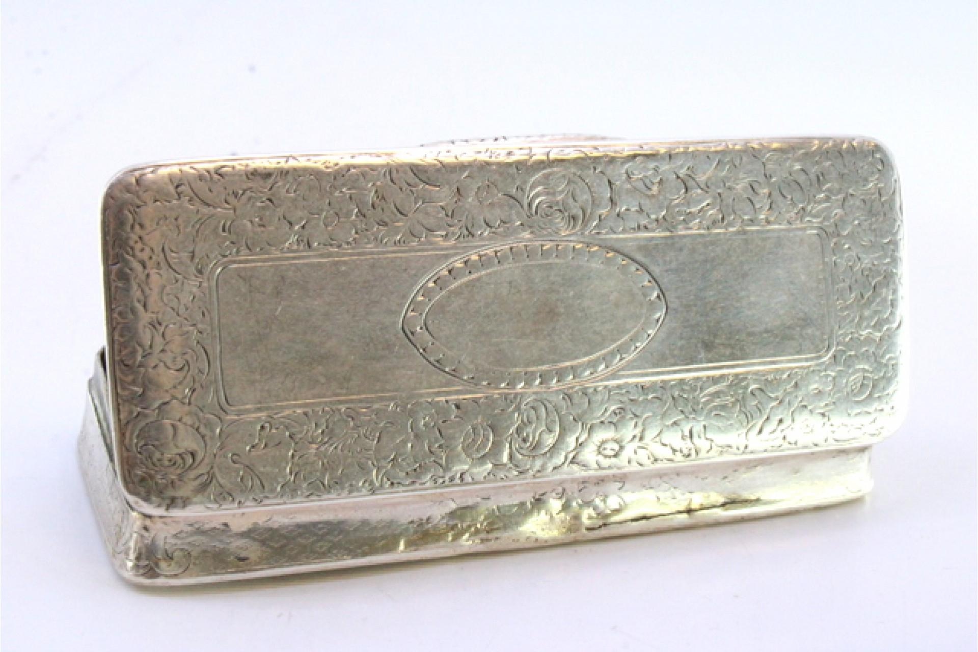 Silver snuff box with floral motifs around monogram and gold interior In Good Condition For Sale In Porto, PT