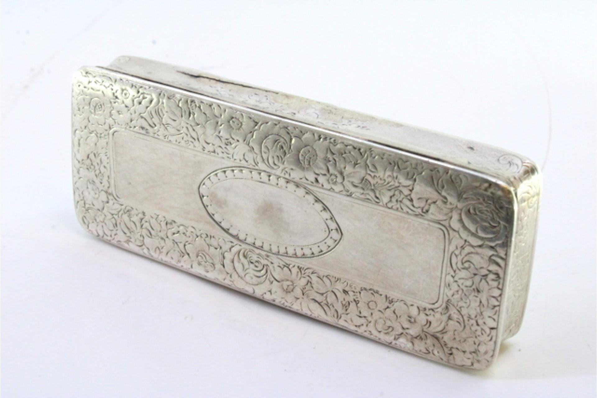 Silver snuff box with floral motifs around monogram and gold interior For Sale 1