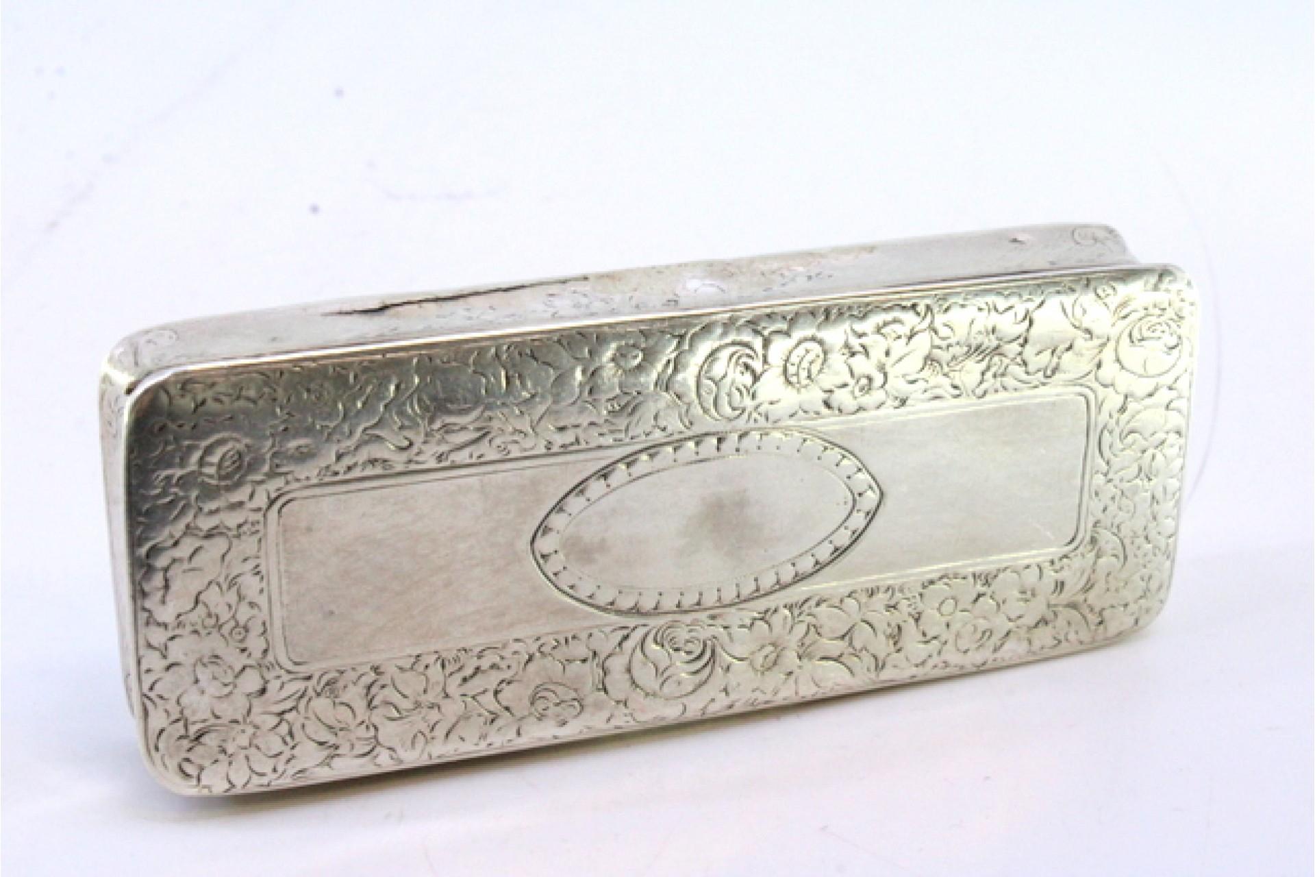 Silver snuff box with floral motifs around monogram and gold interior For Sale 2