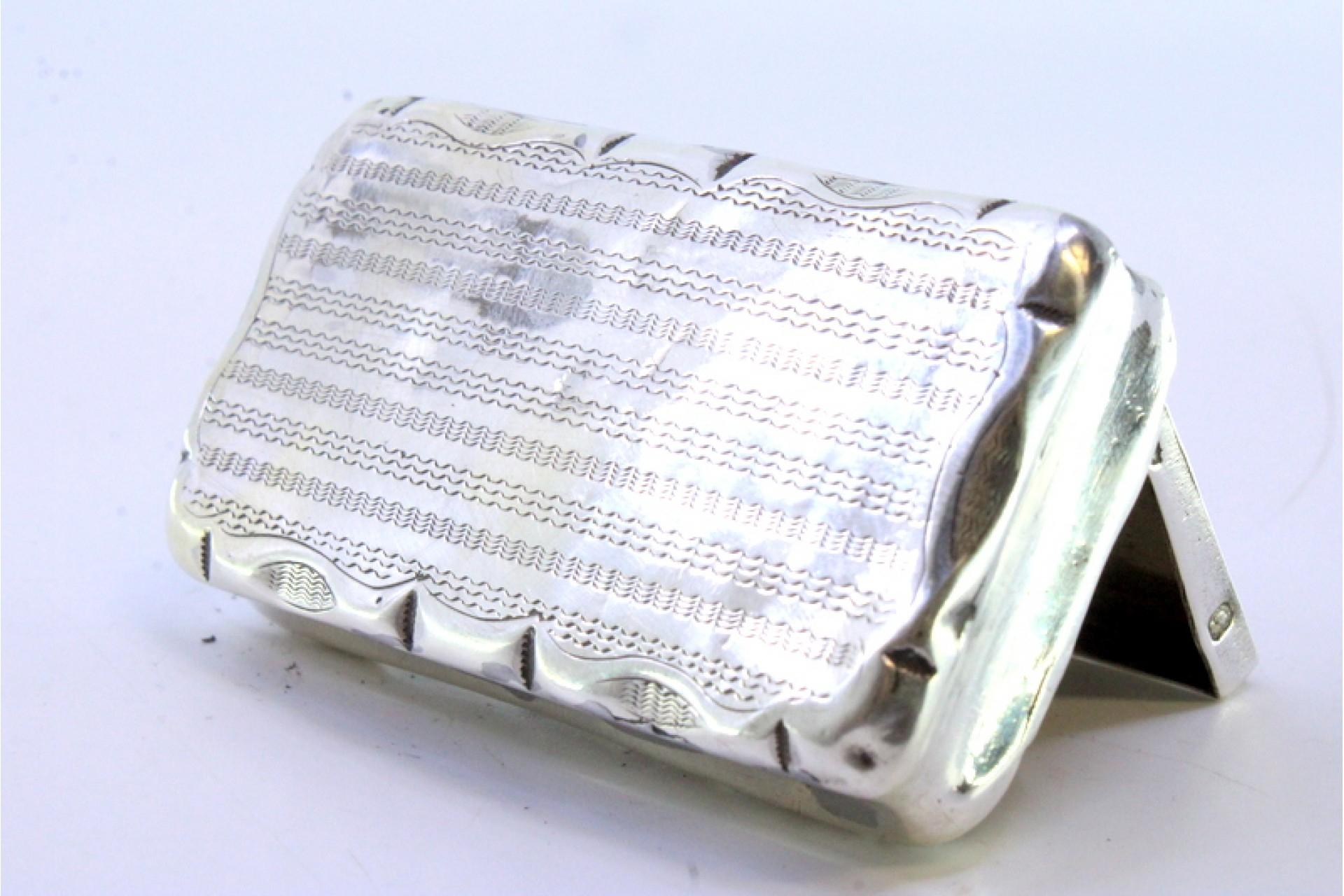 European Silver snuff box with floral motifs engraved on the hinged lid For Sale