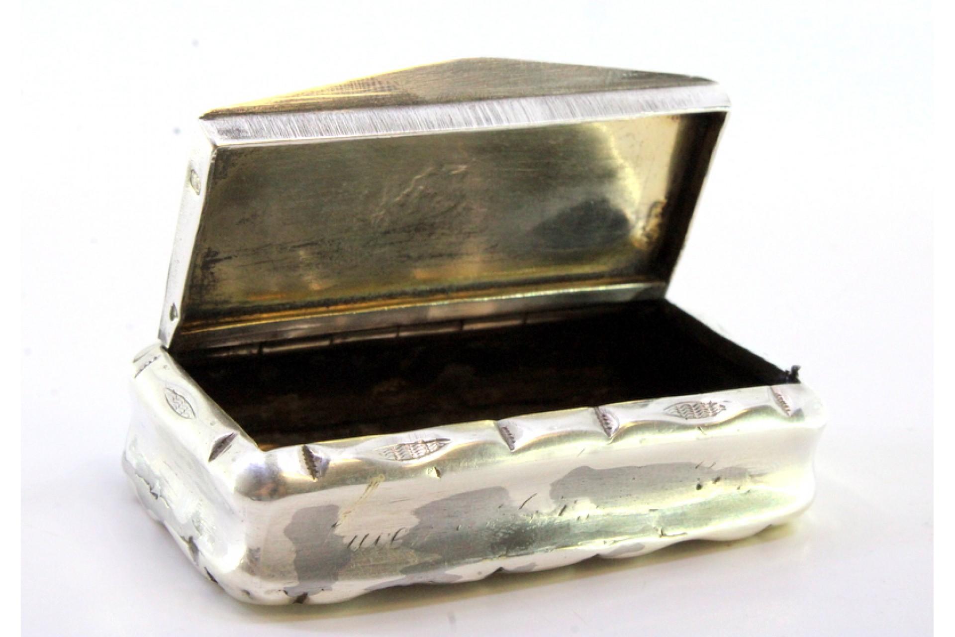 Silver snuff box with floral motifs engraved on the hinged lid In Good Condition For Sale In Porto, PT