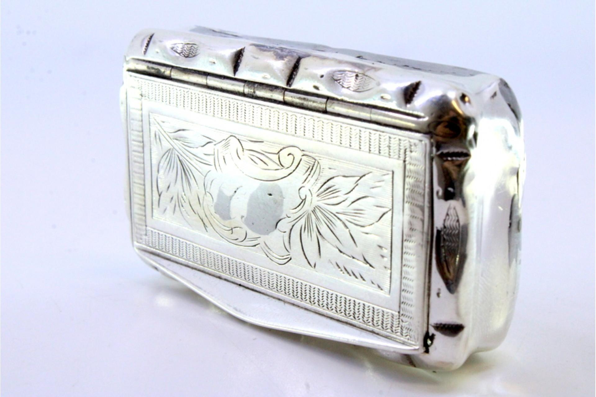19th Century Silver snuff box with floral motifs engraved on the hinged lid For Sale