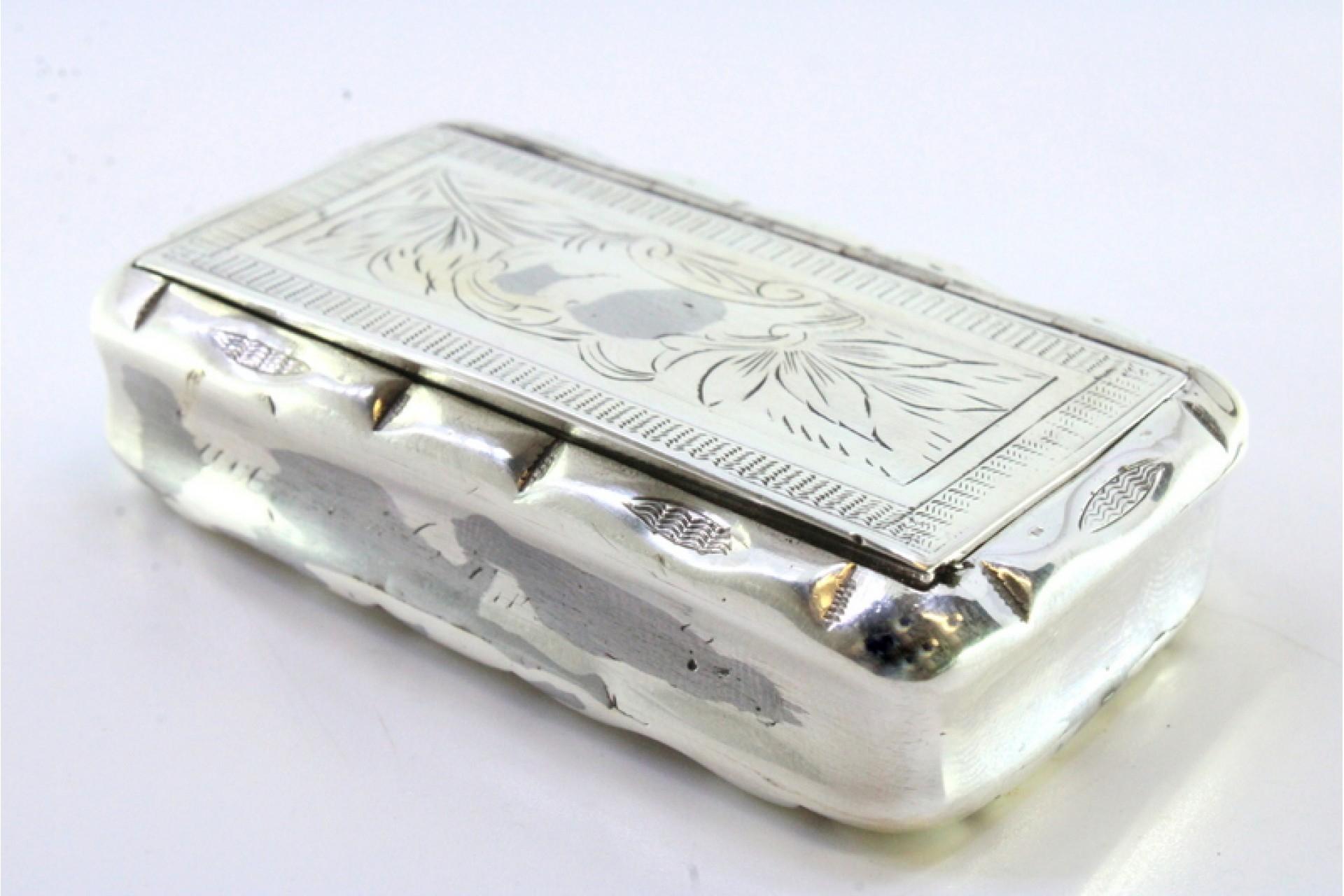 Silver snuff box with floral motifs engraved on the hinged lid For Sale 1