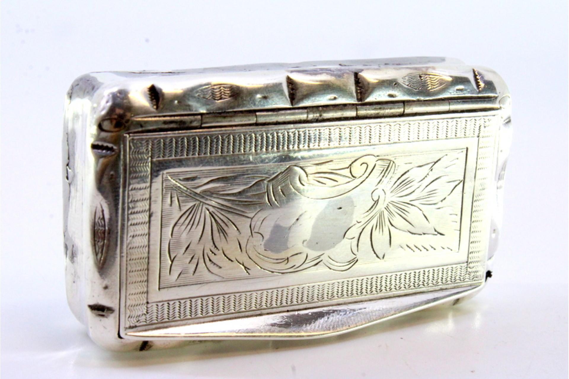 Silver snuff box with floral motifs engraved on the hinged lid For Sale 2