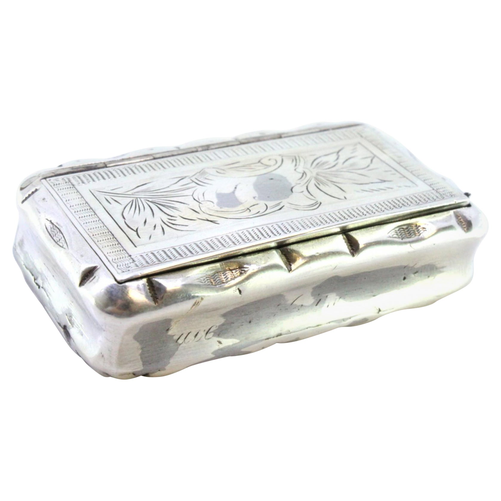 Silver snuff box with floral motifs engraved on the hinged lid