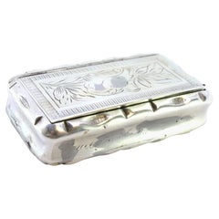 Silver snuff box with floral motifs engraved on the hinged lid