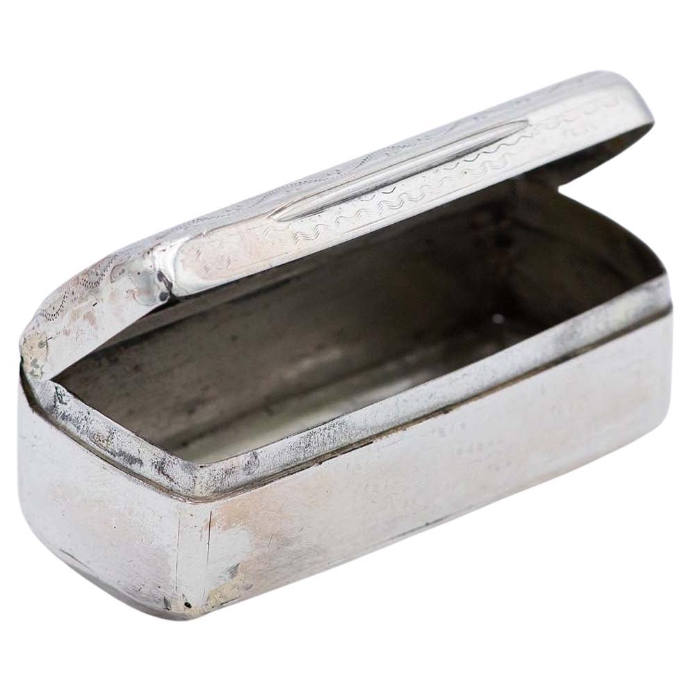 Description : Tabatière en argent avec des motifs floraux gravés entourant une carte monogramme. Métal : Argent. Origine : Français. Marque : Tête Minerve. Poids : 80,11 grammes. Dimensions : 8,5 cm x 3 cm : 8,5cm x 3cm. Contenu : 950/1000. Marque