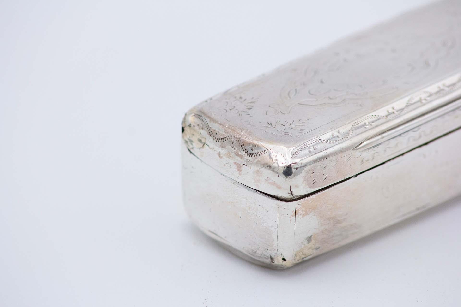 Européen Silver snuff box with floral motifs en vente
