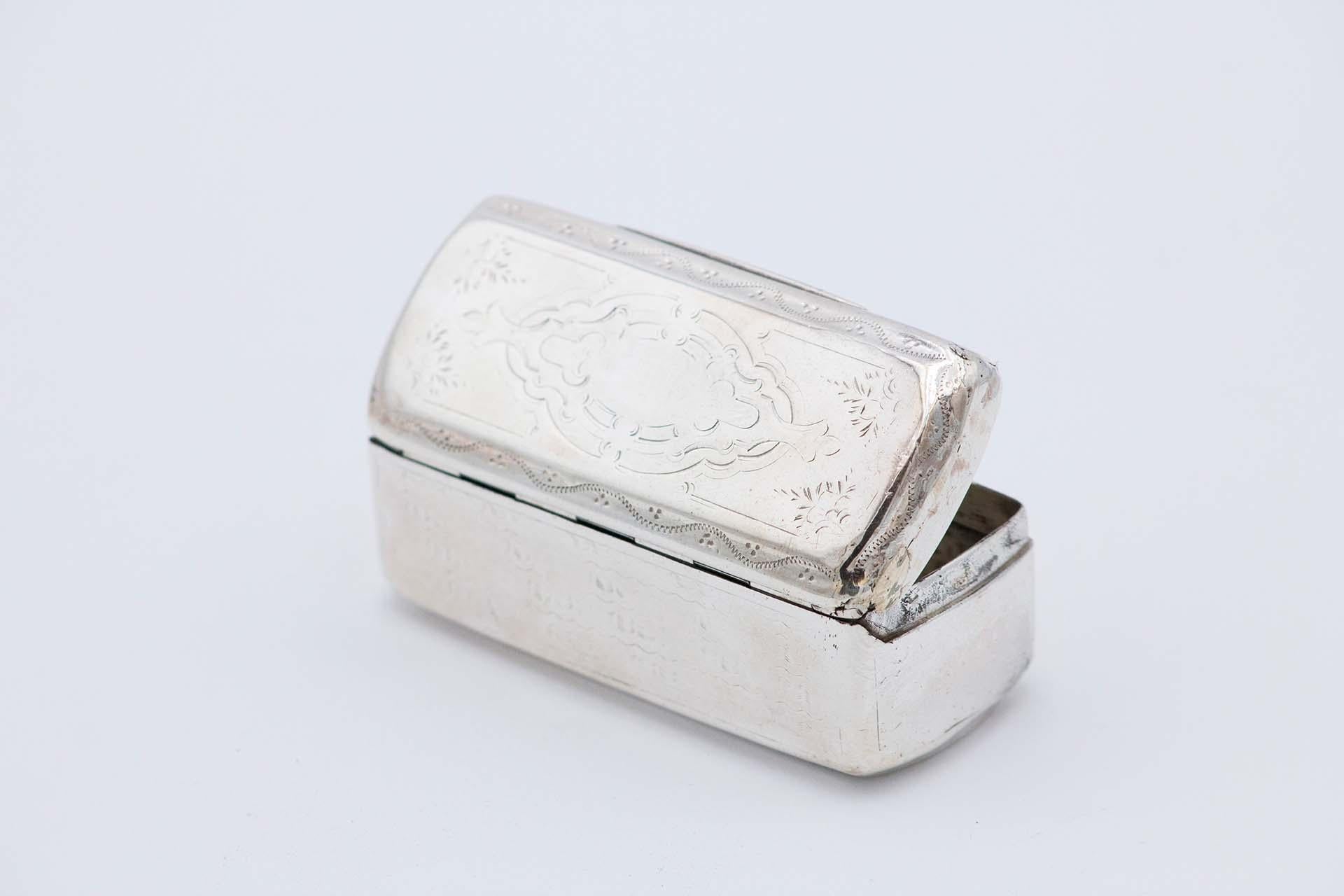 Silver snuff box with floral motifs Bon état - En vente à Porto, PT