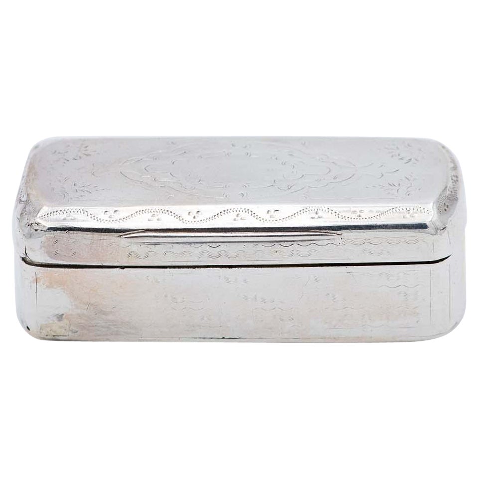 Silver snuff box with floral motifs