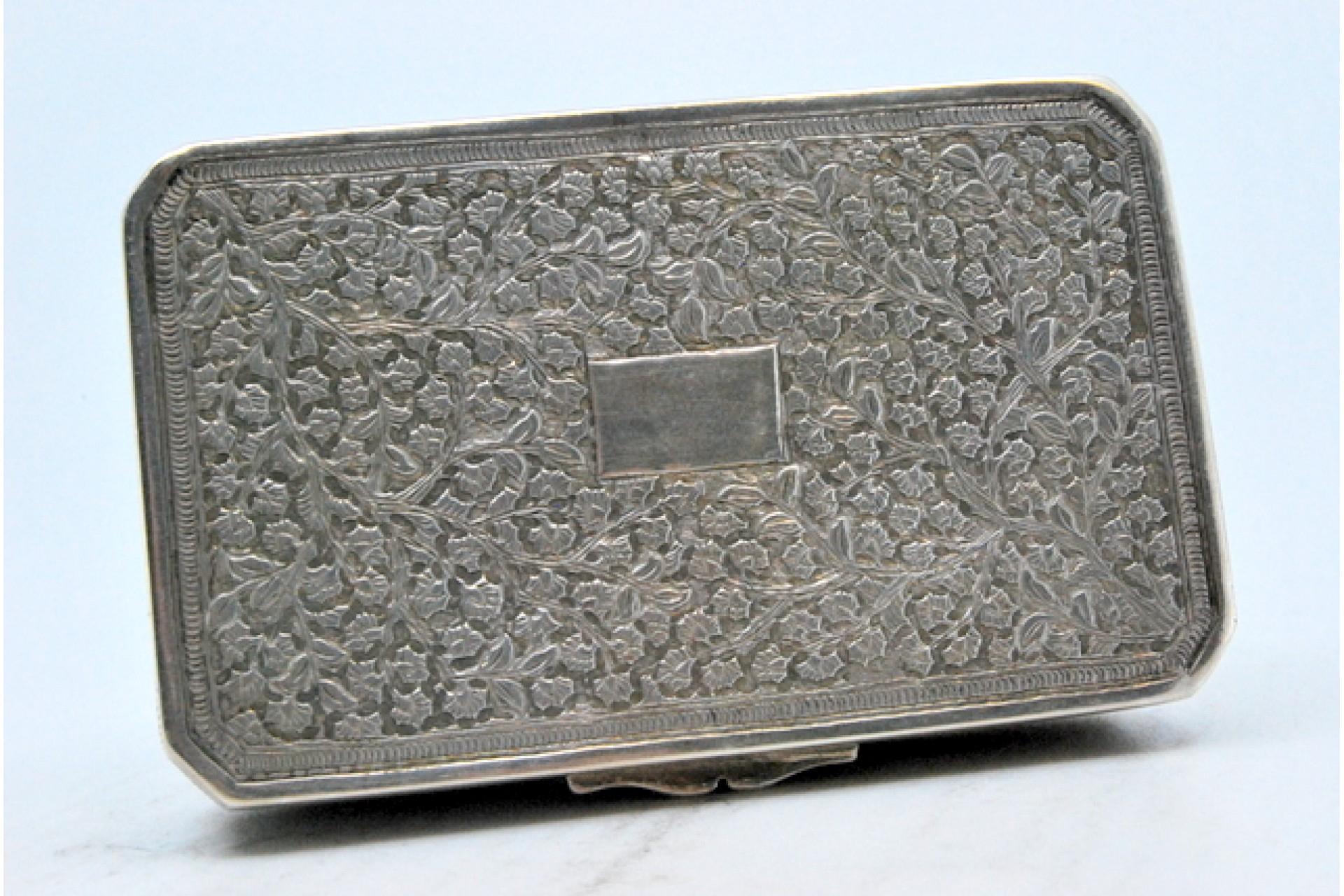 European Silver snuff box with floral motifs in relief on the hinged lid For Sale