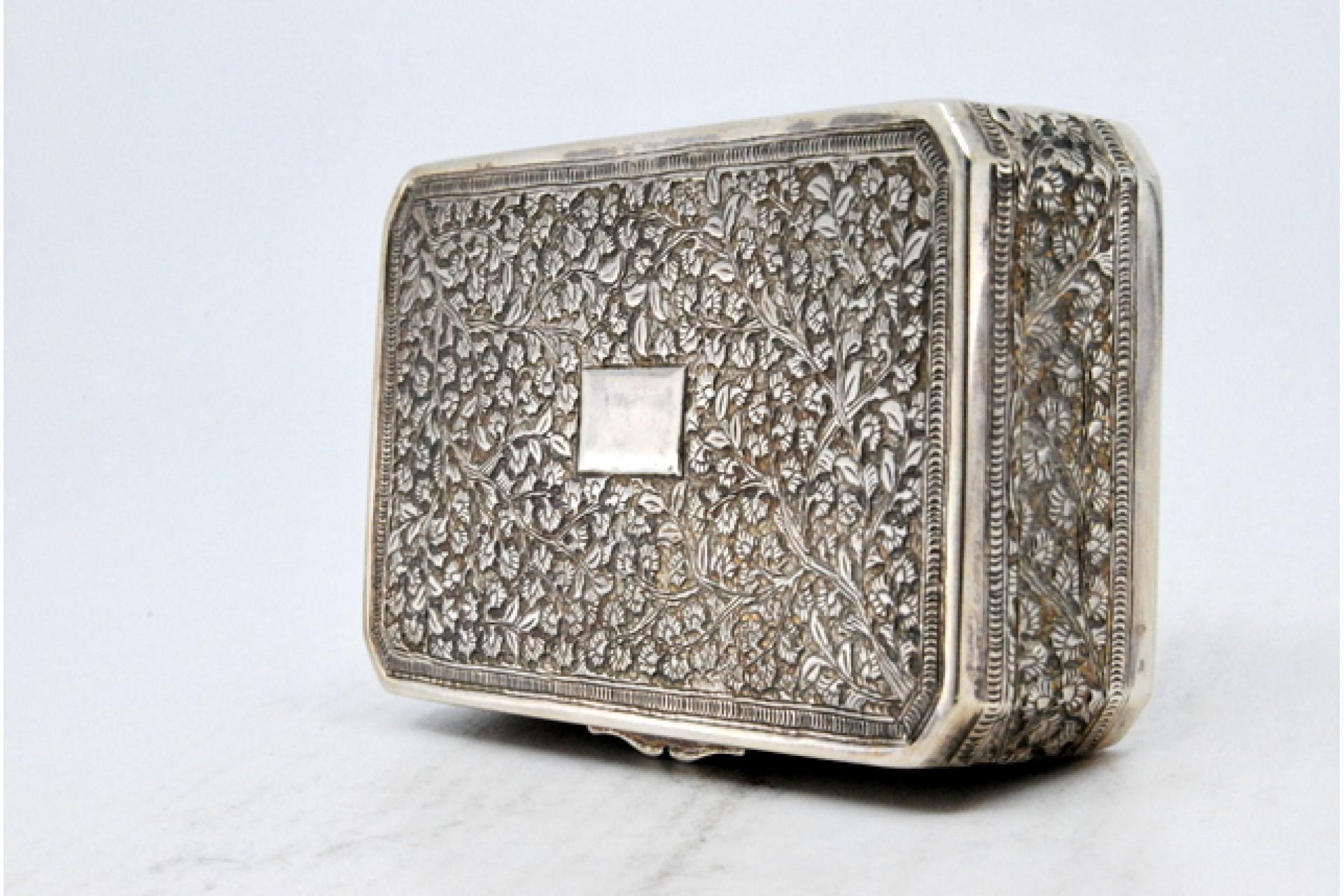 Silver snuff box with floral motifs in relief on the hinged lid In Good Condition For Sale In Porto, PT
