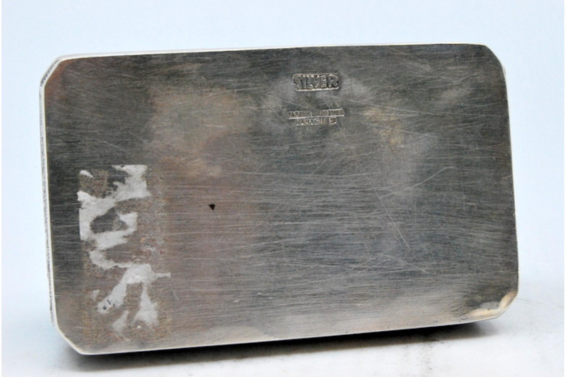 20th Century Silver snuff box with floral motifs in relief on the hinged lid For Sale