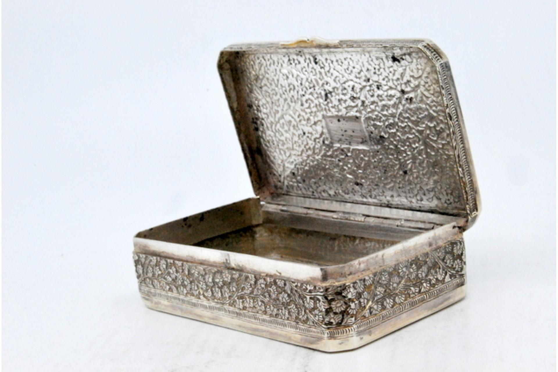 Silver snuff box with floral motifs in relief on the hinged lid For Sale 1