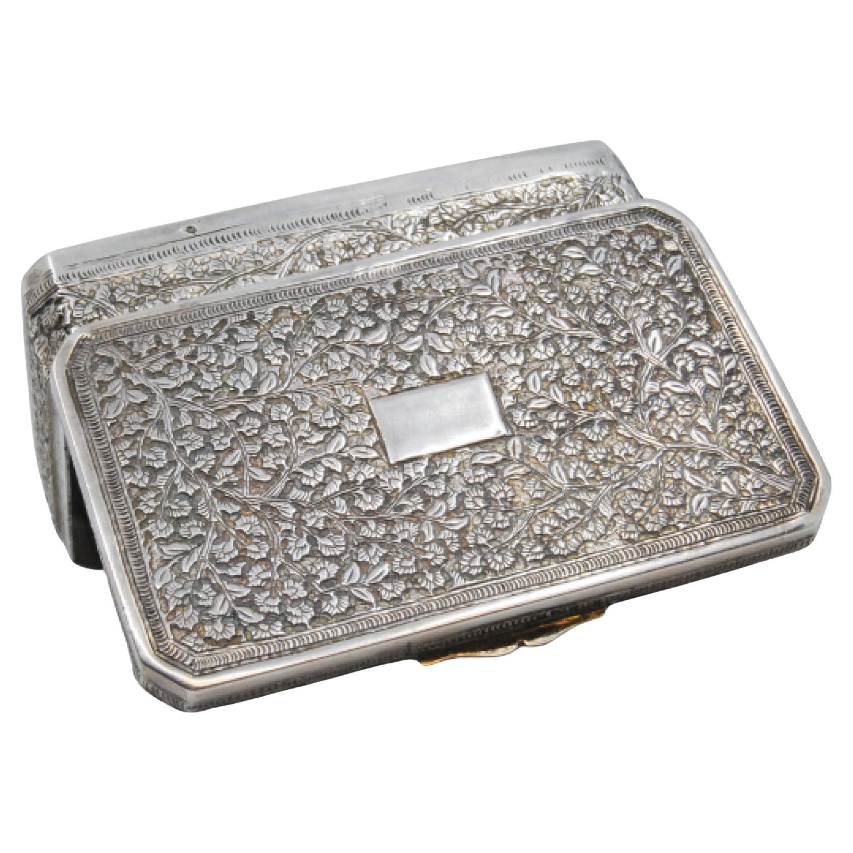 Silver snuff box with floral motifs in relief on the hinged lid