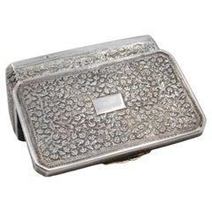 Silver snuff box with floral motifs in relief on the hinged lid