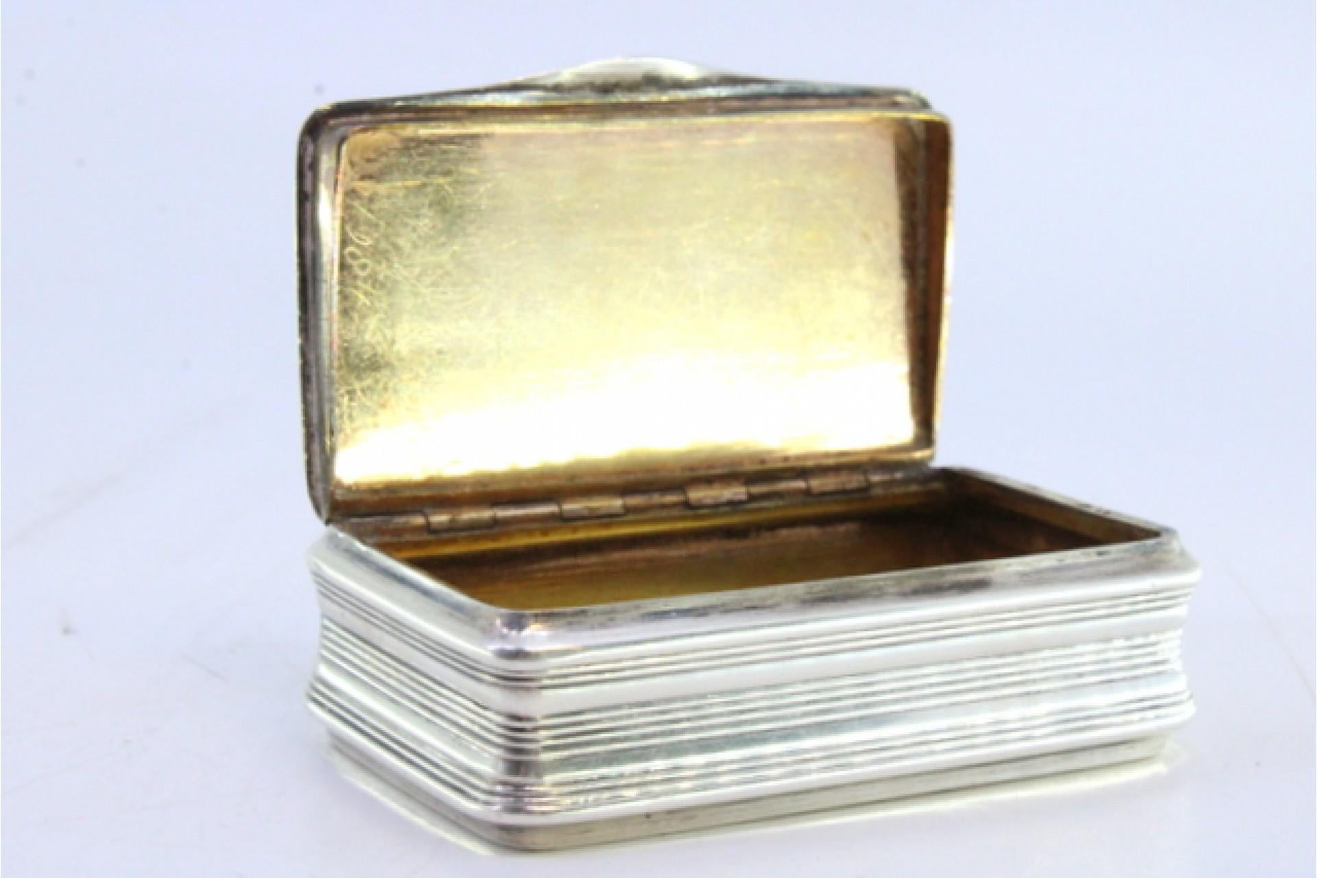European Silver snuff box with fluted reliefs along the length and a gold interior For Sale