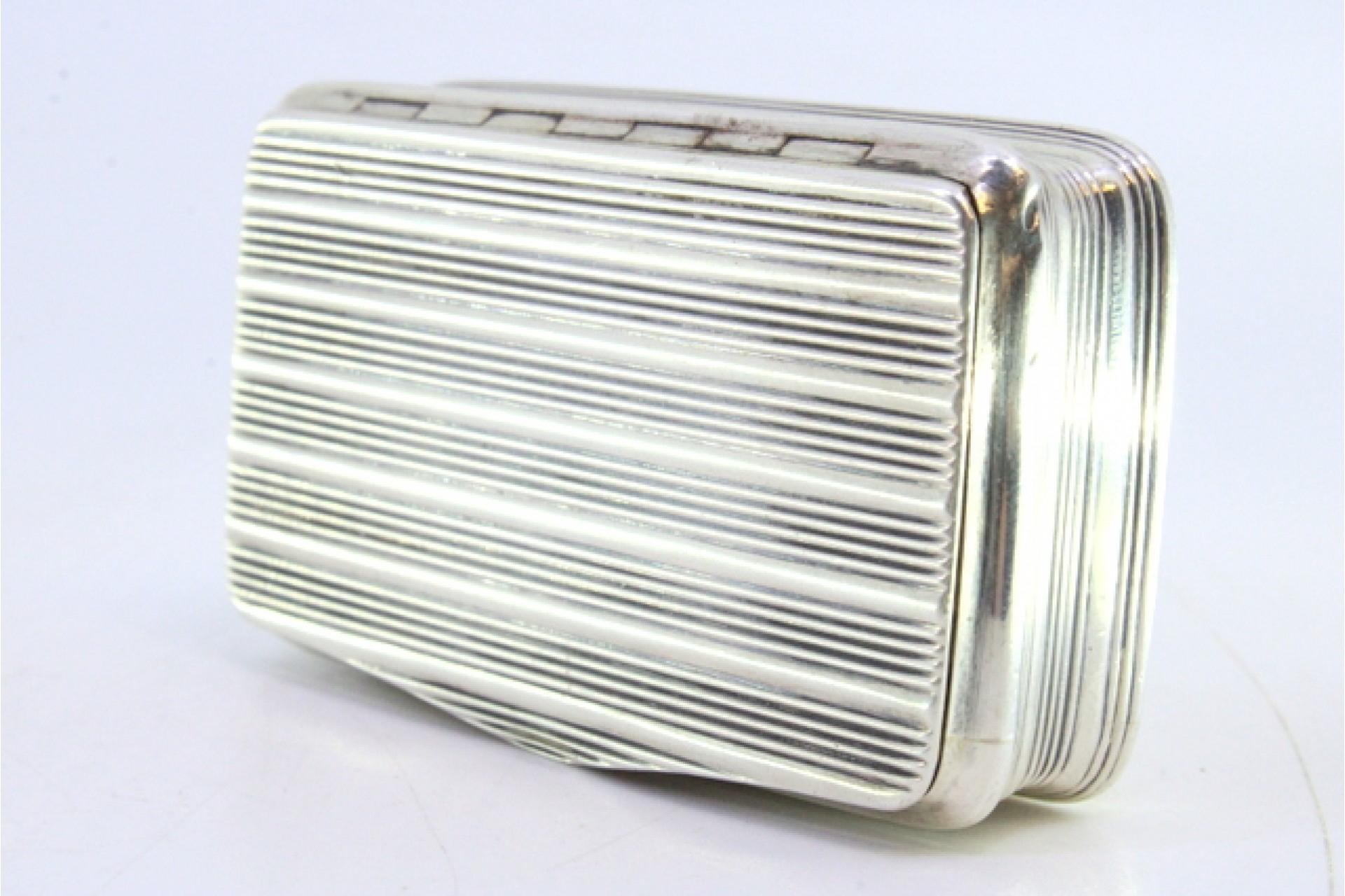 Silver snuff box with fluted reliefs along the length and a gold interior In Good Condition For Sale In Porto, PT