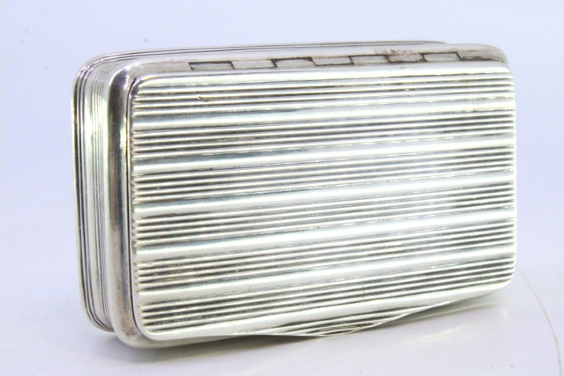 19th Century Silver snuff box with fluted reliefs along the length and a gold interior For Sale