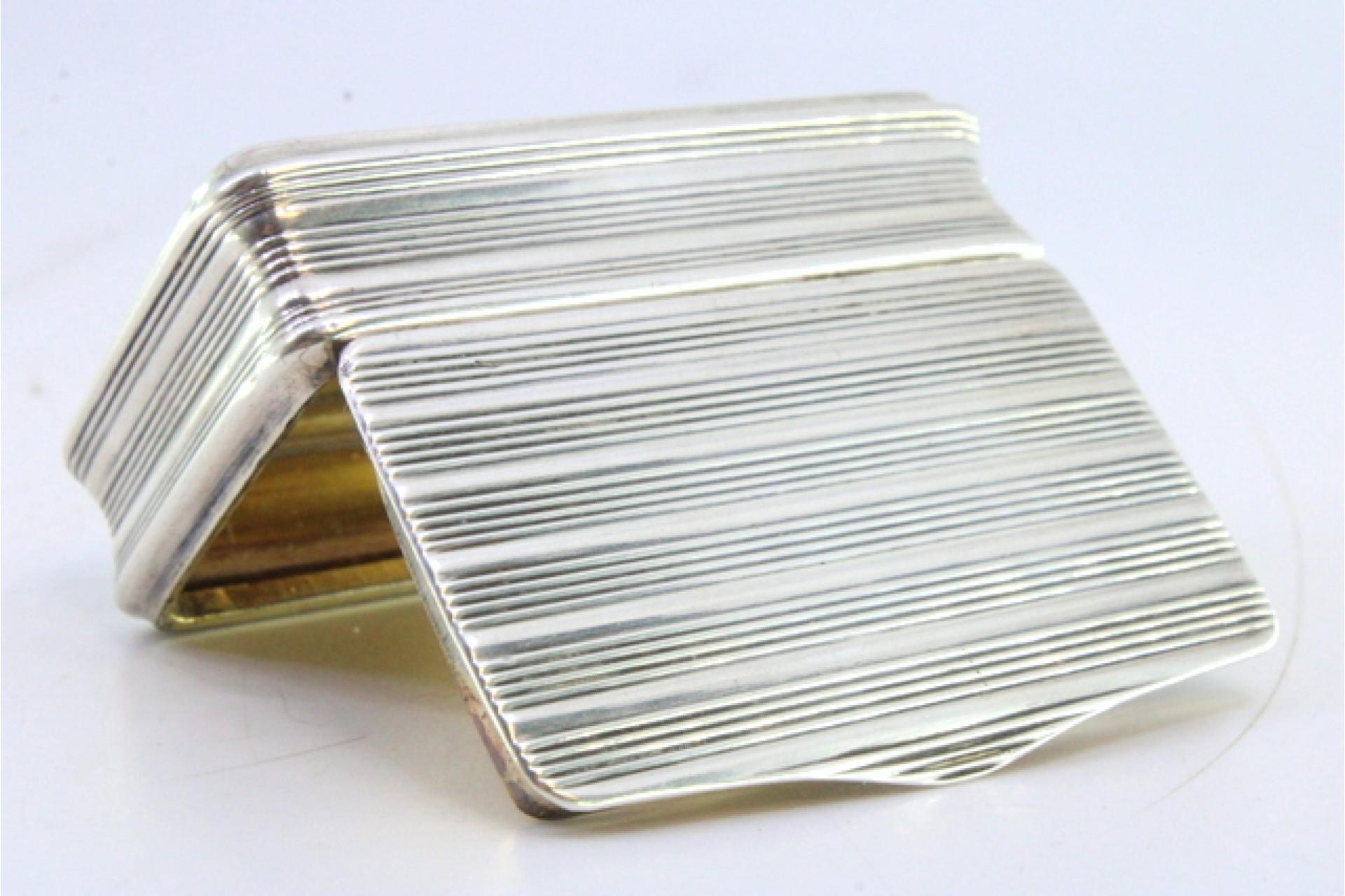 Silver snuff box with fluted reliefs along the length and a gold interior For Sale 1