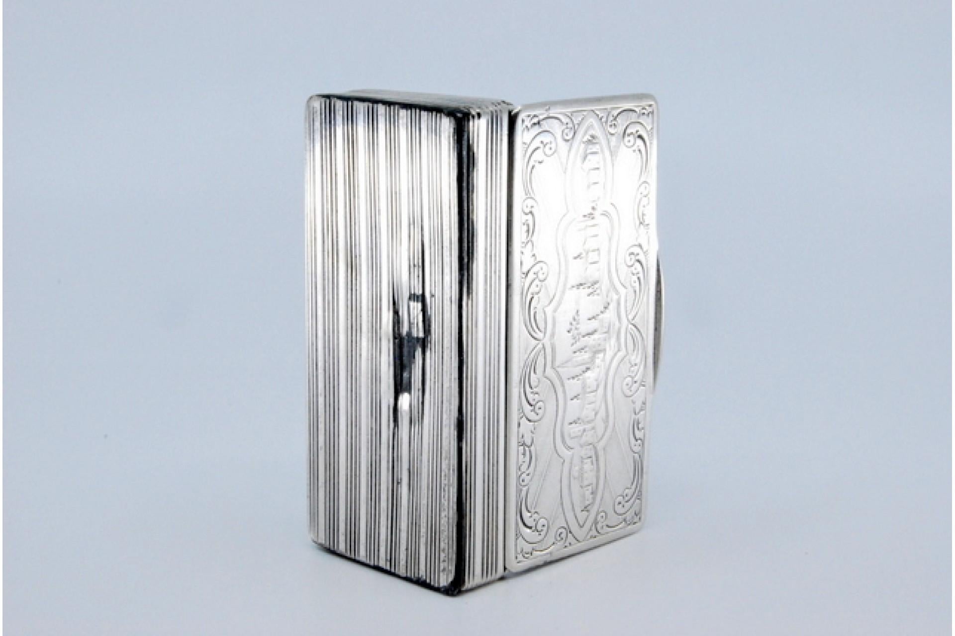 Description: Silver snuff box with friezes on the surround and engraved with city scenes on the hinged lid. Metal: Silver. Origin: Portuguese. Brand: Porto Coroa. Weight: 54.26 grams. Dimensions: 7.2x1.3cm. Content: 833/1000. Assay Mark: Yes, from