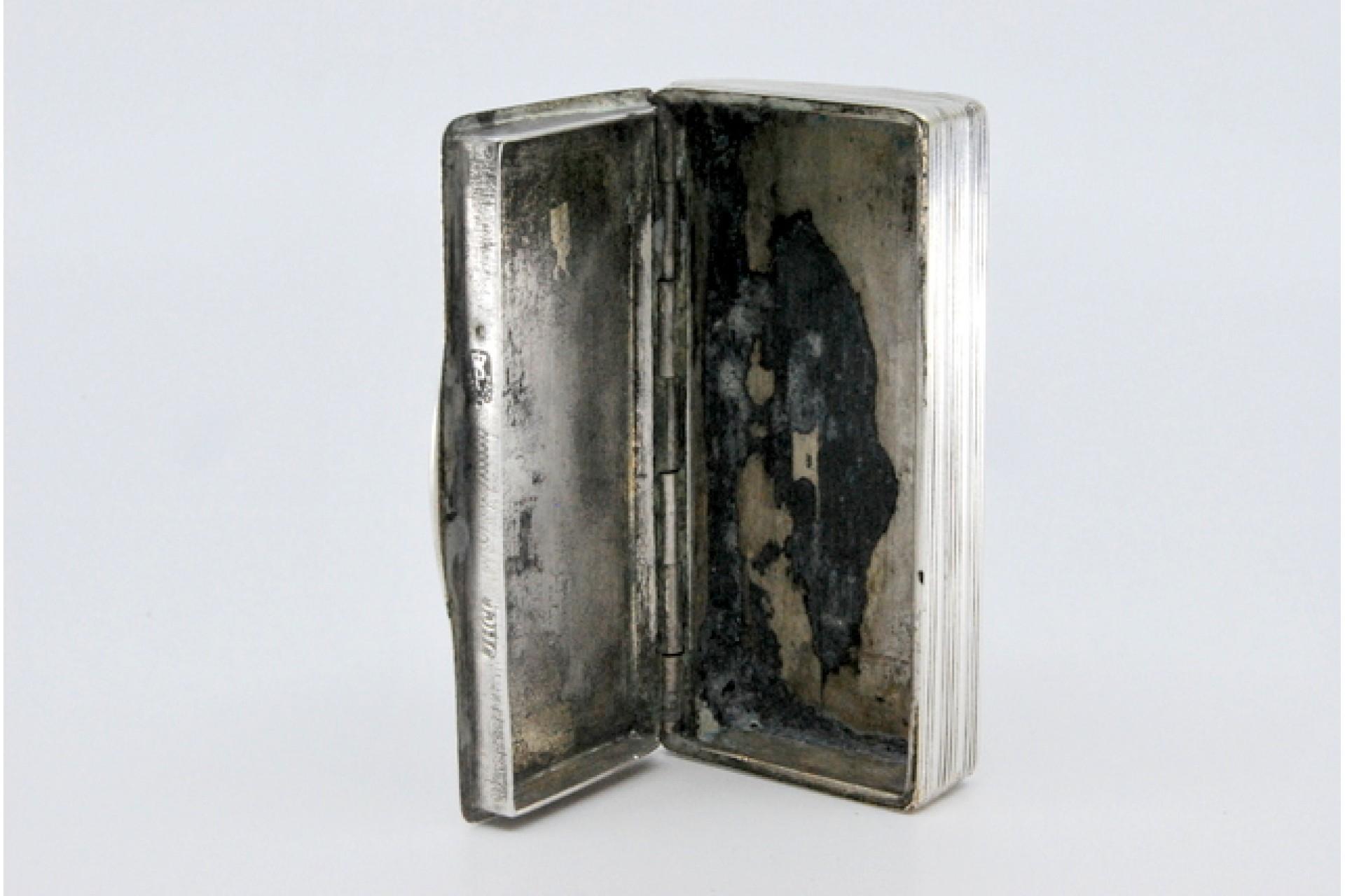 Silver snuff box with friezes and engraved city-scene lid In Good Condition For Sale In Porto, PT