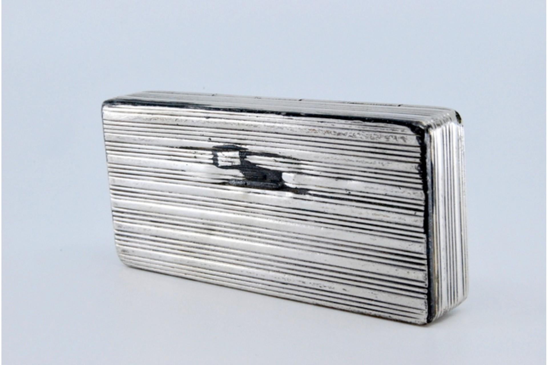 Silver snuff box with friezes and engraved city-scene lid For Sale 1