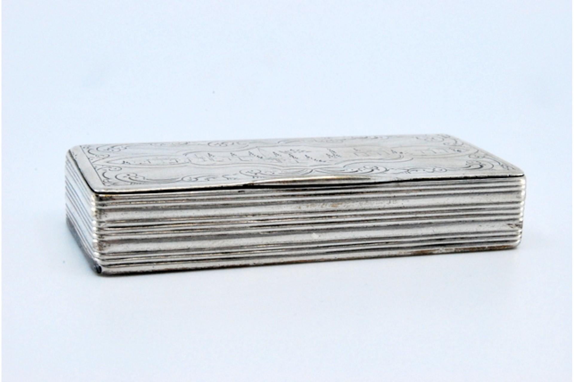 Silver snuff box with friezes and engraved city-scene lid For Sale 3