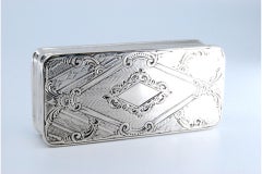 Tabacchiera in argento con fregi e coperchio a cerniera con incisioni floreali