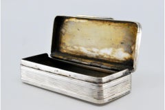 Tabatière en argent avec frises, couvercle gravé et intérieur en or