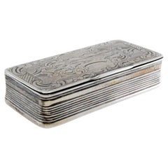 Silver snuff box with friezes, engraved with country motifs and a hinged lid