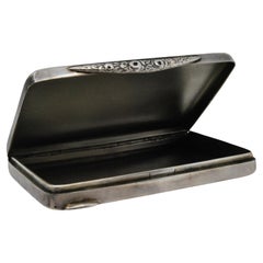 Tabatière en argent avec guirlandes et dame émaillée à l'ancienne sur le couvercle à charnière.