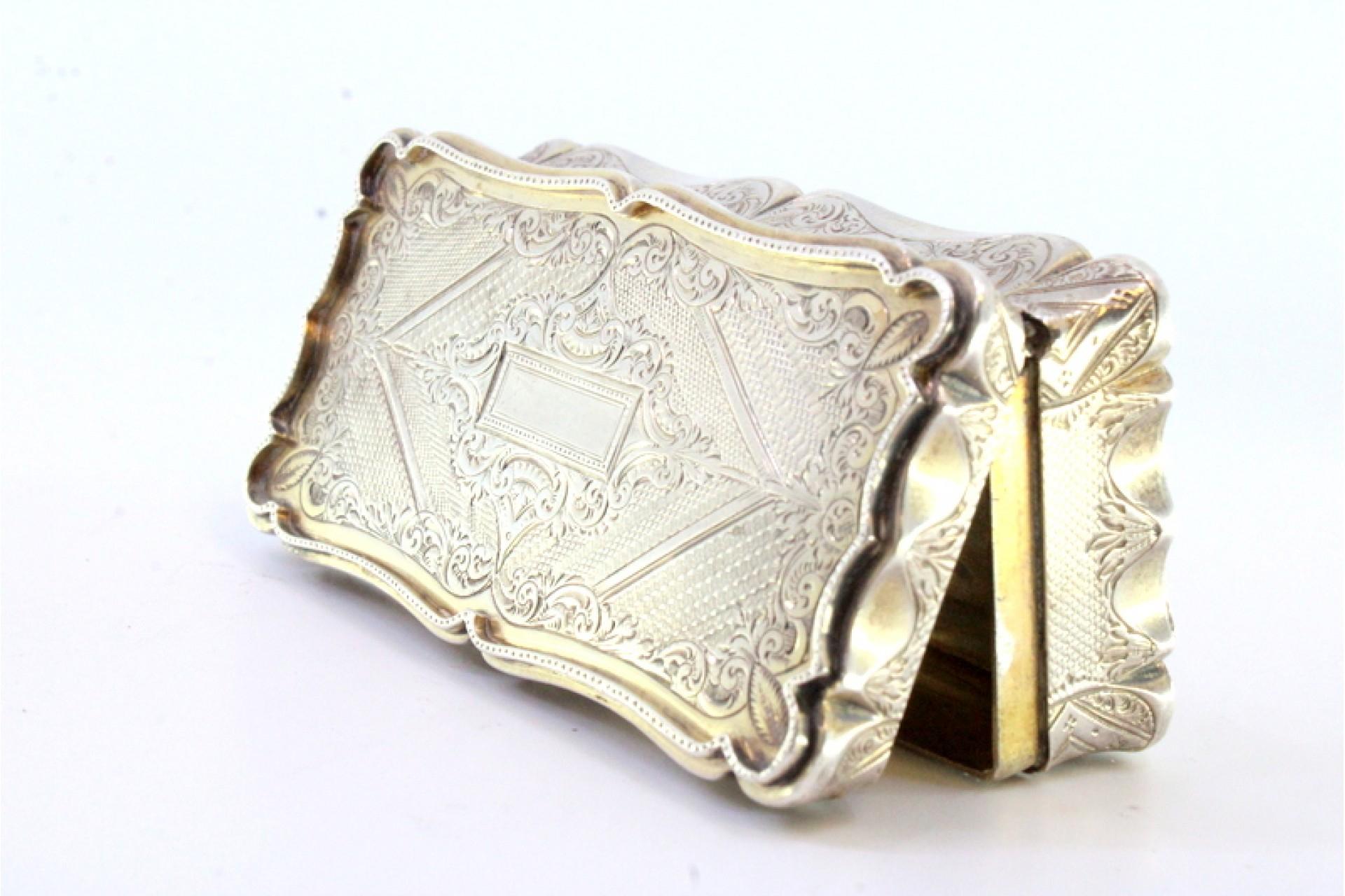 European Silver snuff box with garlands around monogram card and gold interior For Sale