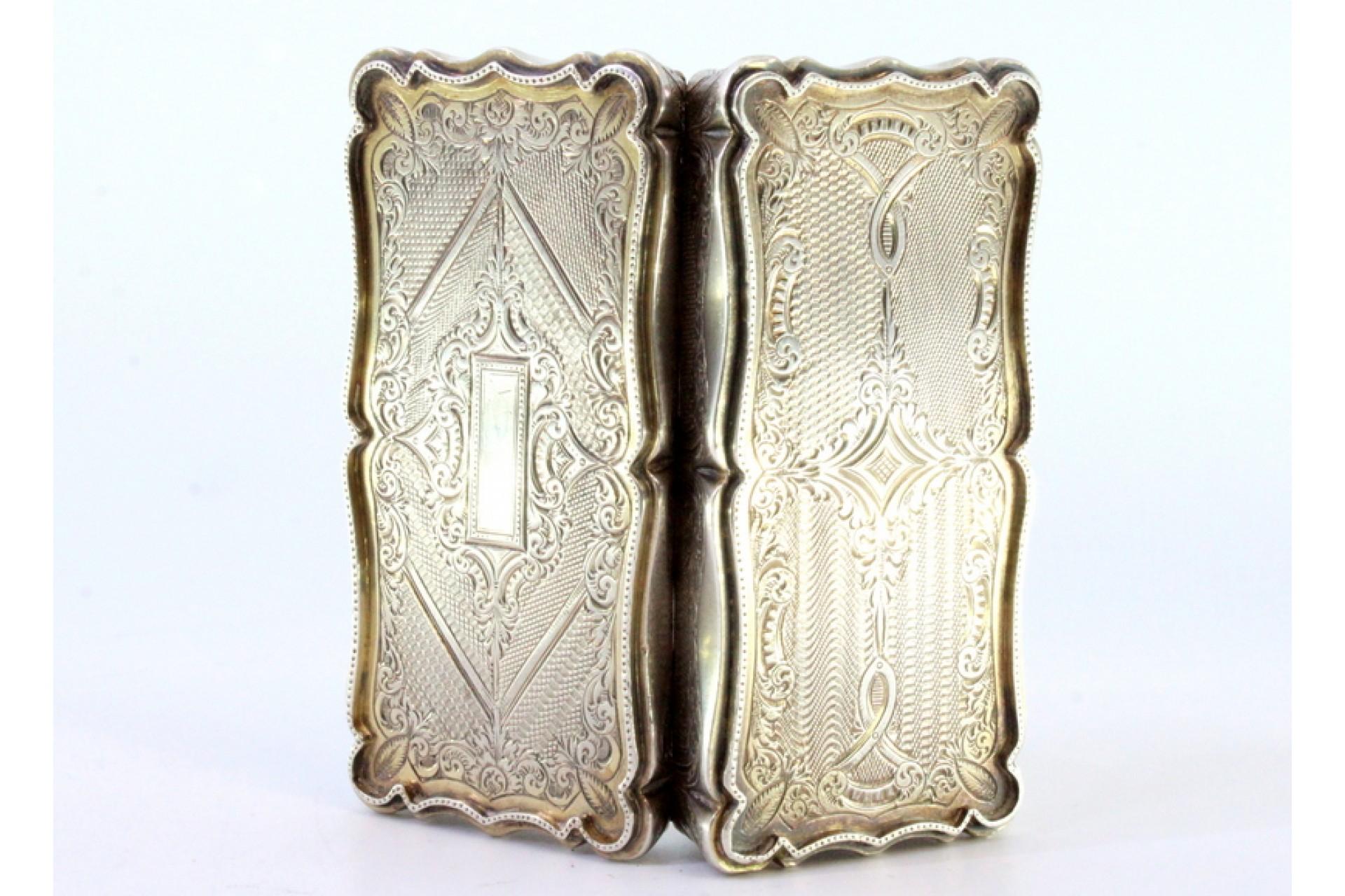 Silver snuff box with garlands around monogram card and gold interior In Good Condition For Sale In Porto, PT