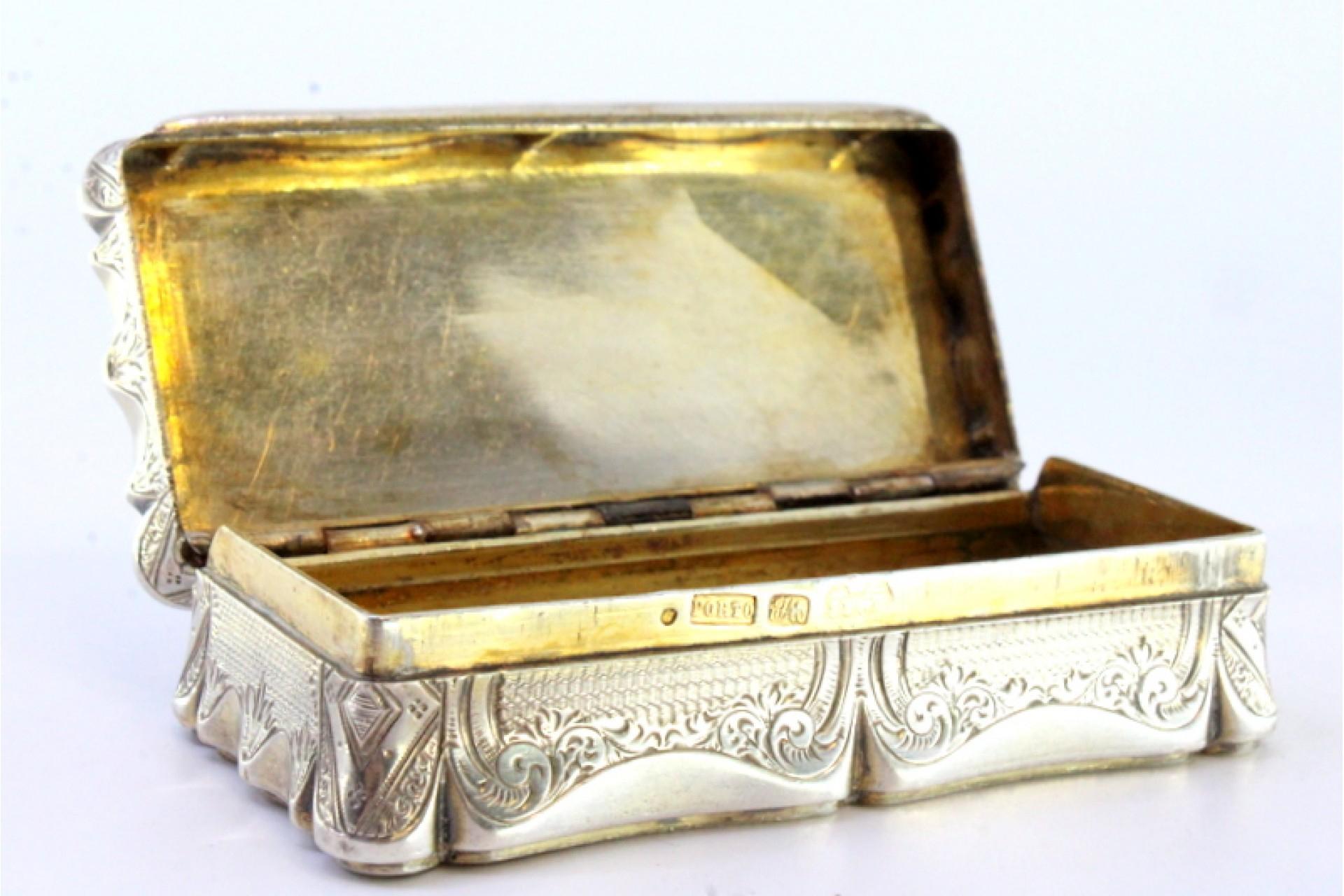 Silver snuff box with garlands around monogram card and gold interior For Sale 1