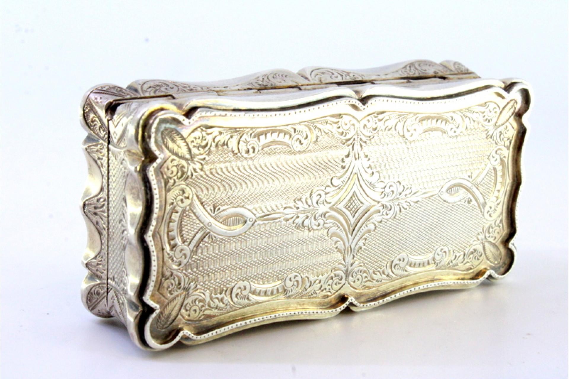 Silver snuff box with garlands around monogram card and gold interior For Sale 2