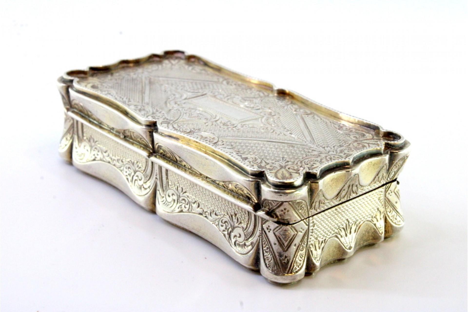 Silver snuff box with garlands around monogram card and gold interior For Sale 3