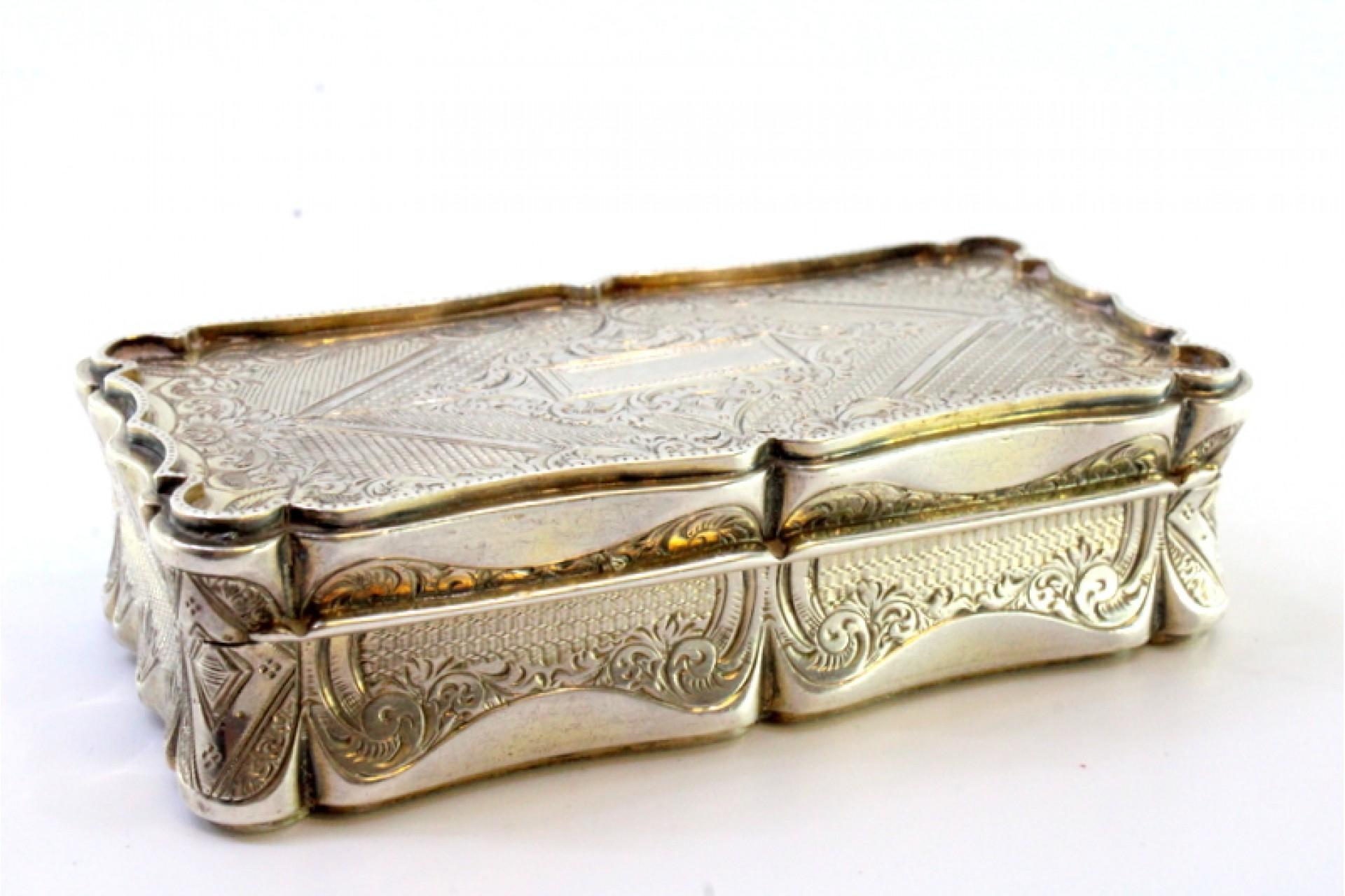 Silver snuff box with garlands around monogram card and gold interior For Sale 4
