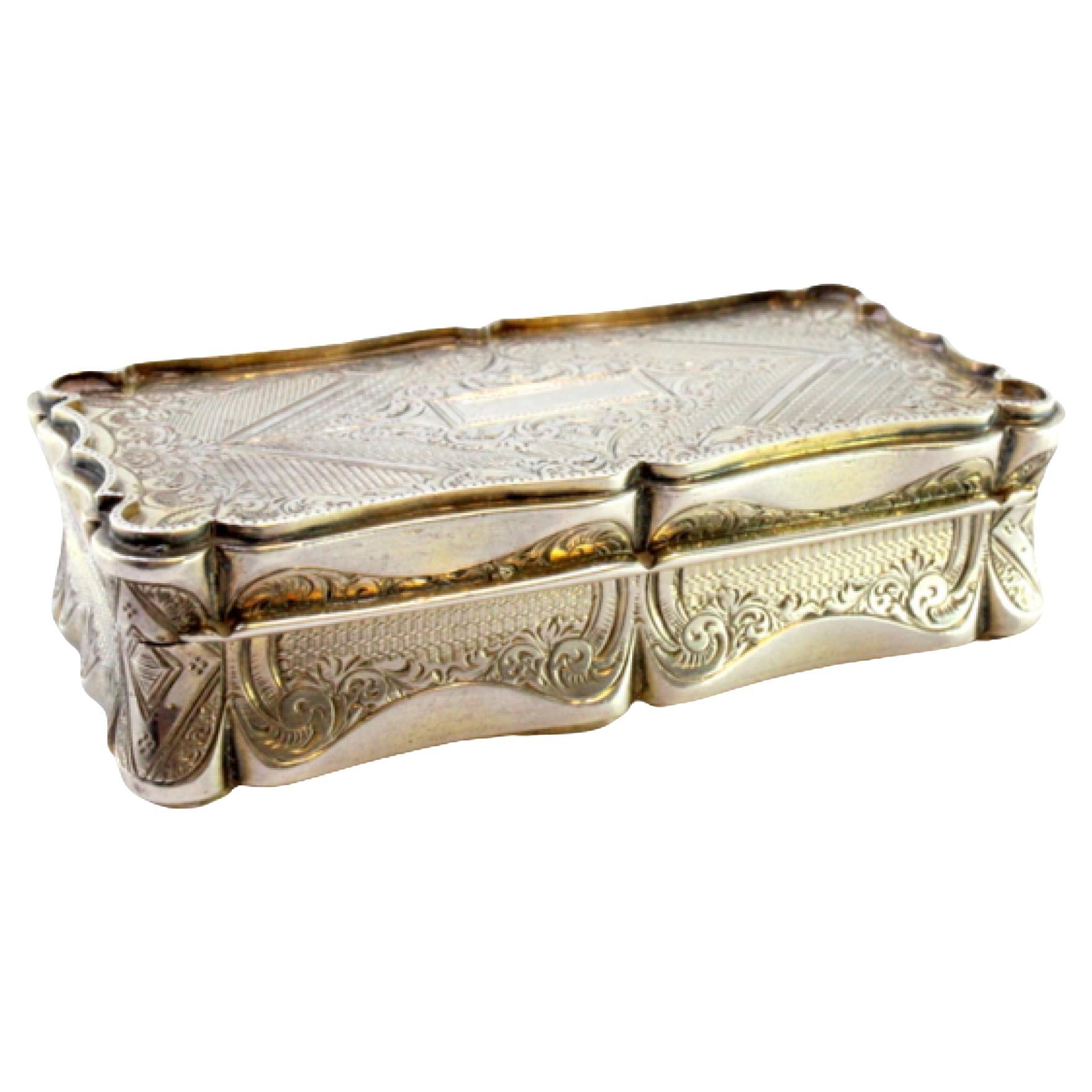 Silver snuff box with garlands around monogram card and gold interior