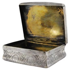 Tabacchiera in argento con incisioni geometriche, interno in oro e coperchio a cerniera