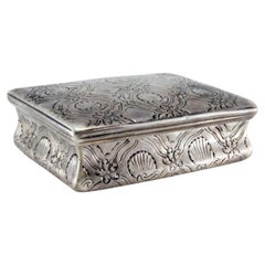 Silver snuff box with geometric engravings, gold interior and hinged lid