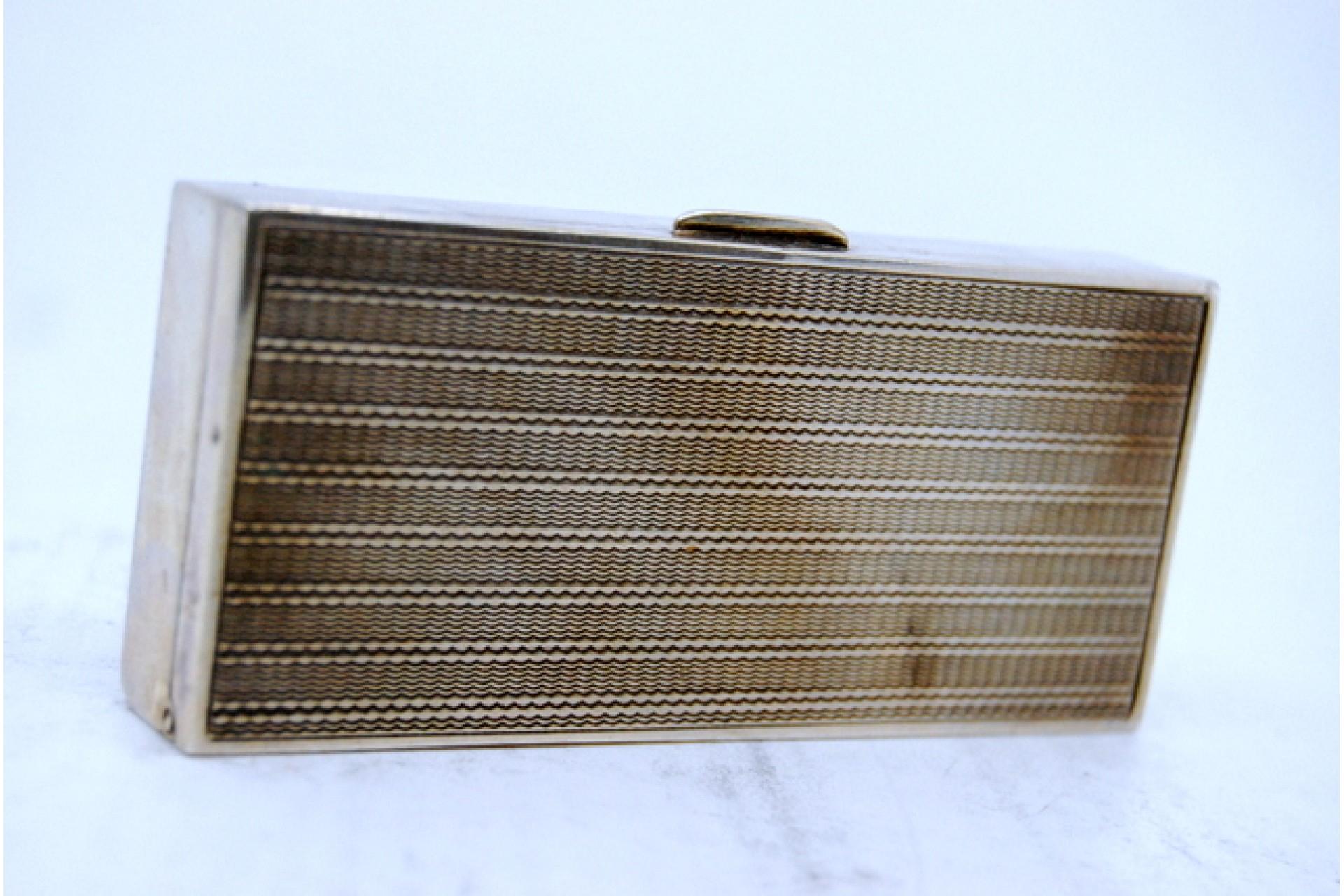 Descripción: Caja de rapé de plata con interior dorado y tapa abatible. Metal: Silver. Origen: Portugués. Marca: Cabeça de escravo. Peso: 89,00 gramos. Dimensiones: 9x4cm. Contenido: 833/1000. Marca de ensayo: Sí, entre 1938 y 1984. Información