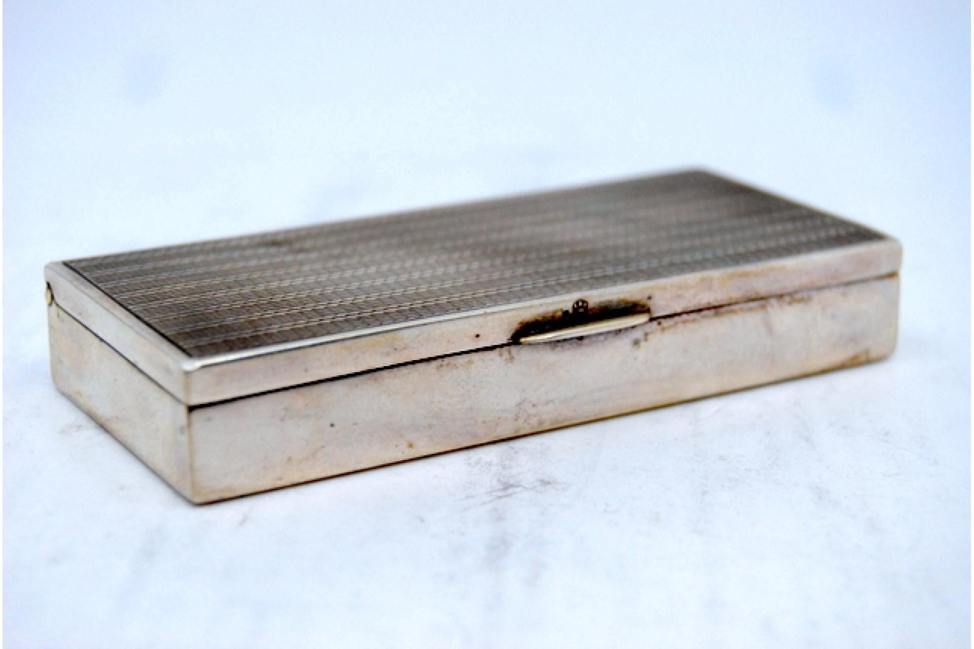 Silver snuff box with gold interior and hinged lid Europeo en venta