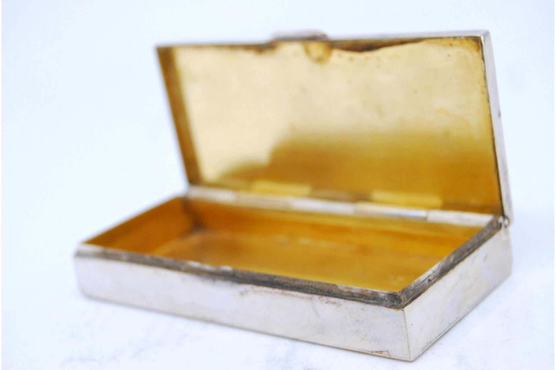 Silver snuff box with gold interior and hinged lid en venta 1