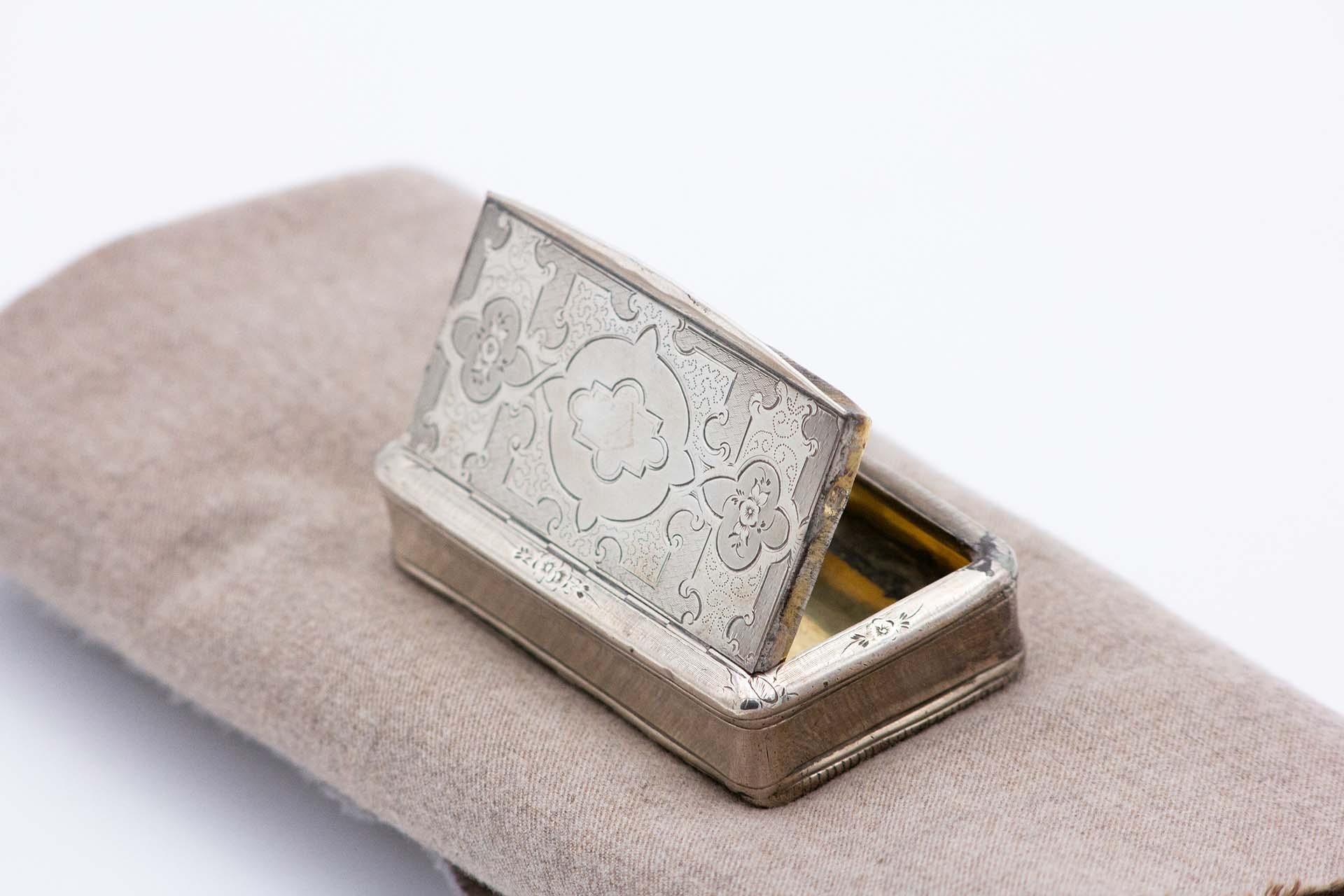 European Silver snuff box with gold interior For Sale