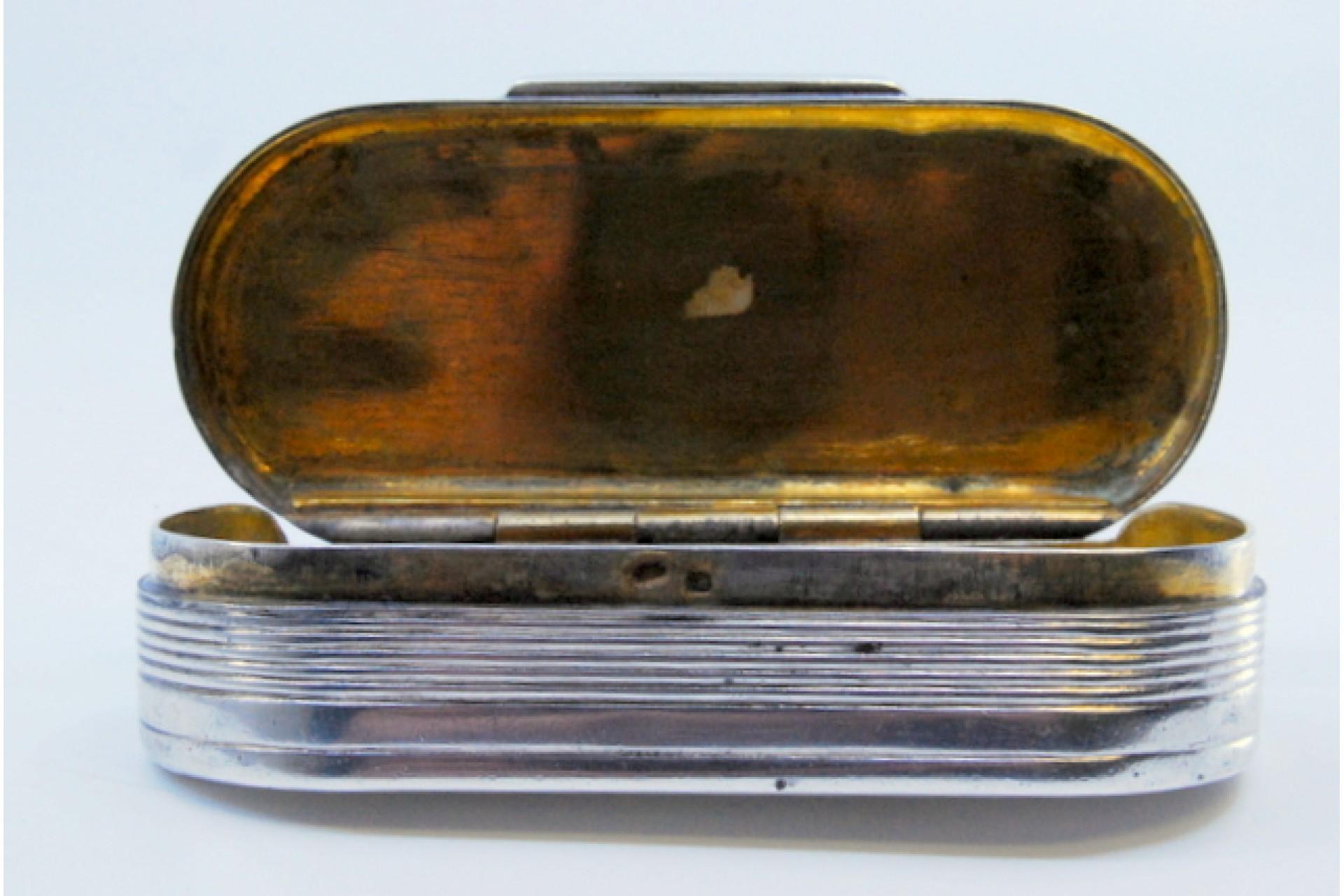 European Silver snuff box with guilloche lid, floral motifs and friezes on the border For Sale