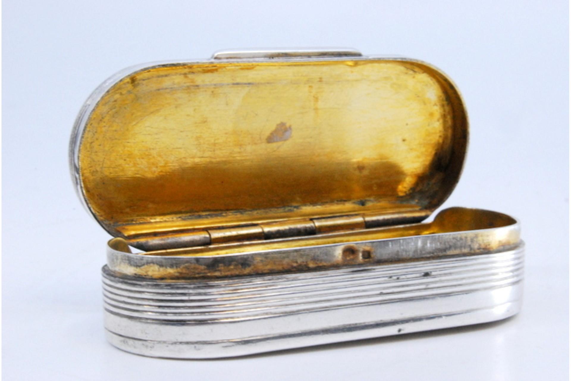 Silver snuff box with guilloche lid, floral motifs and friezes on the border In Good Condition For Sale In Porto, PT