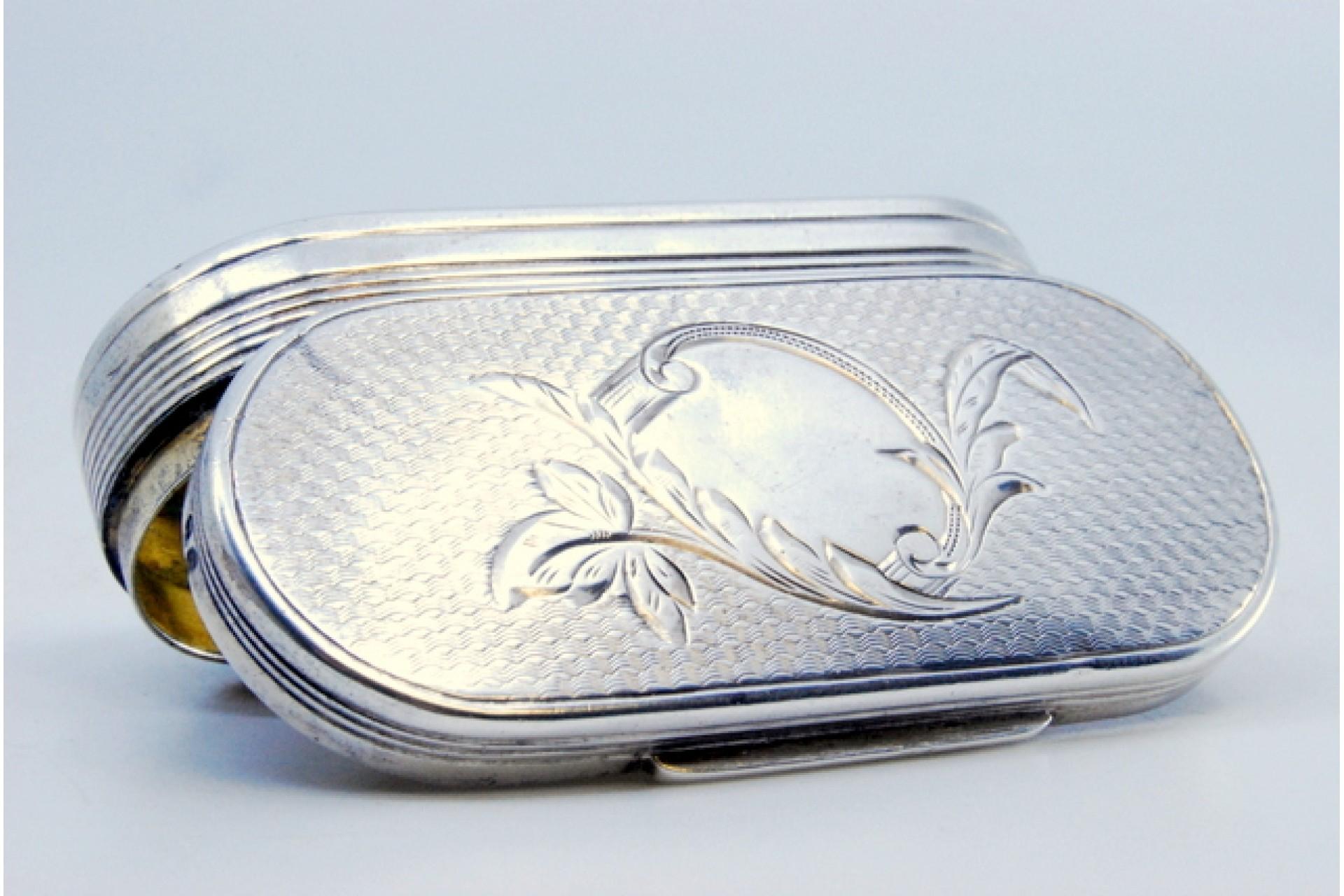 19th Century Silver snuff box with guilloche lid, floral motifs and friezes on the border For Sale