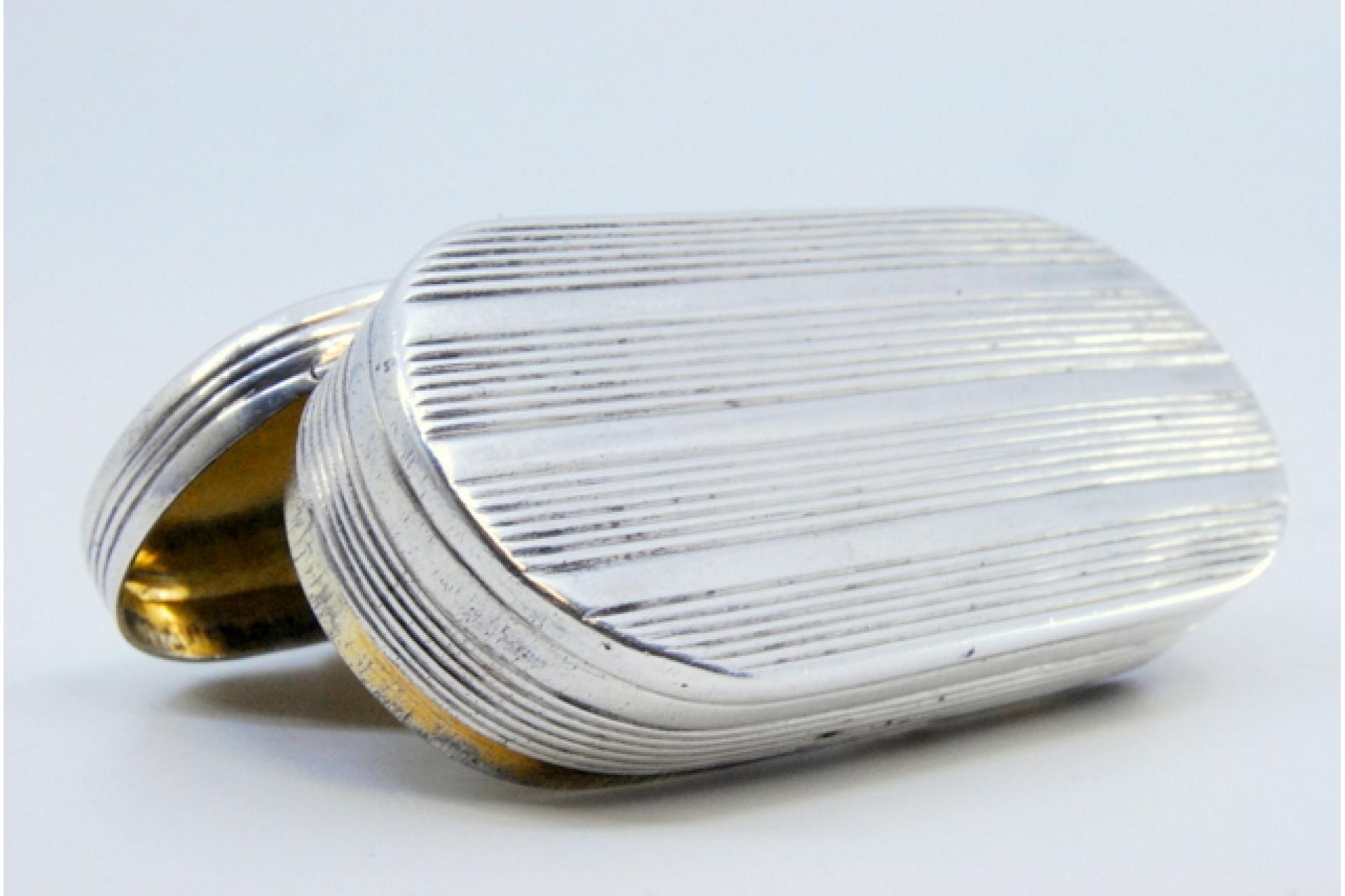 Silver snuff box with guilloche lid, floral motifs and friezes on the border For Sale 1