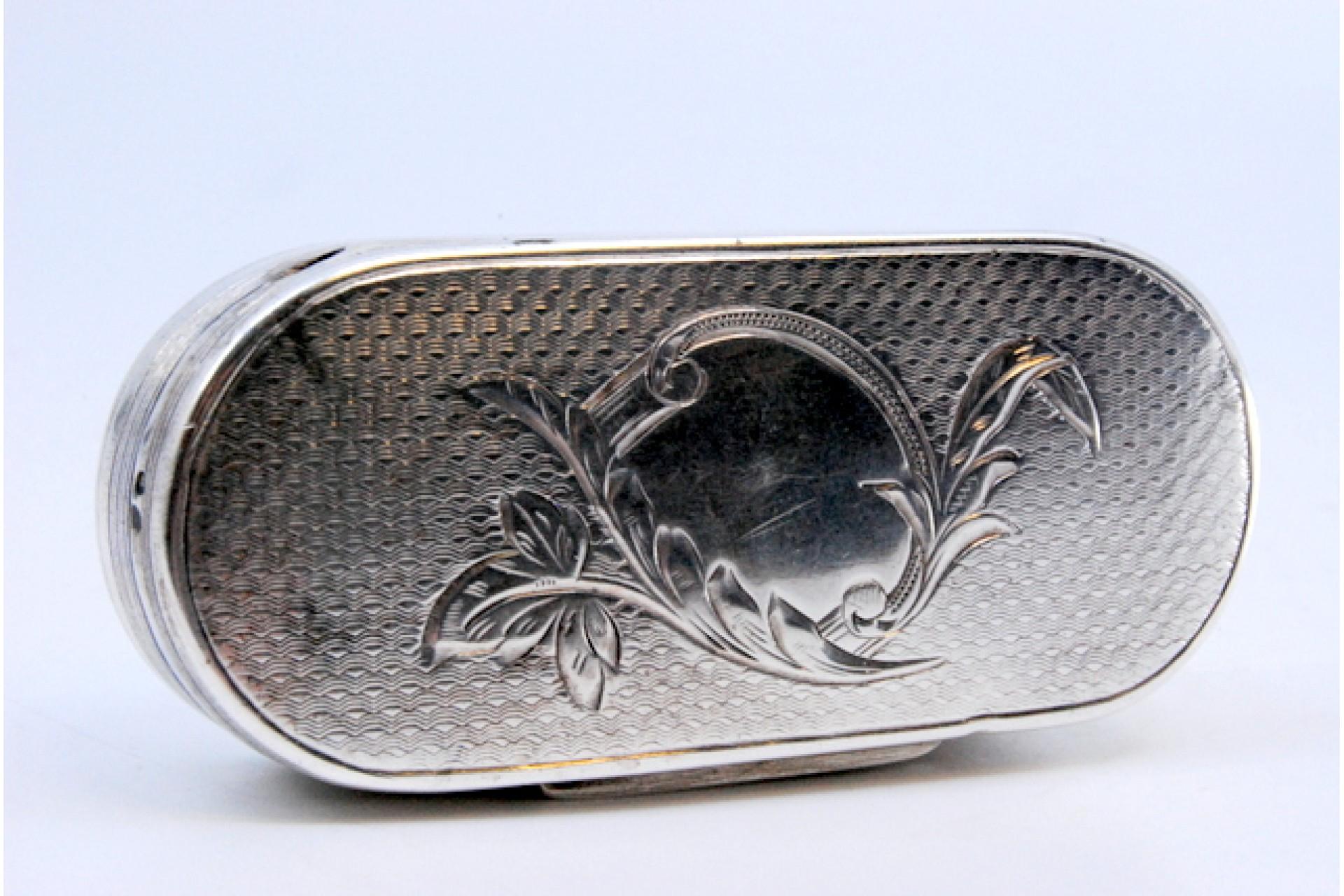 Silver snuff box with guilloche lid, floral motifs and friezes on the border For Sale 2